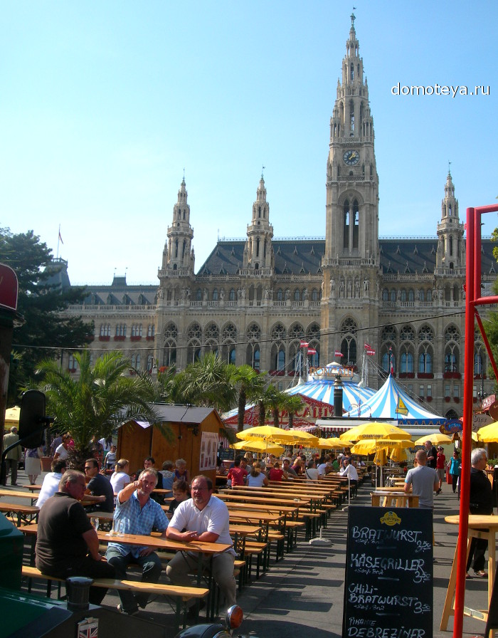 Вид на площадь возле ратуши Вена - Ратхаусплатц