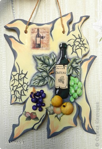 Панно на кухню с бутылкой вина и виноградом из соленого теста