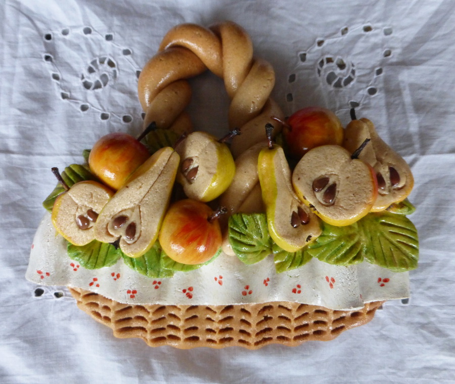 Панно - корзина с яблоками и грушами из соленого теста